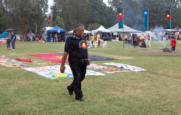 Ghillar Michael Anderson camina por el césped frente a la Embajada de la Tienda Aborigen.