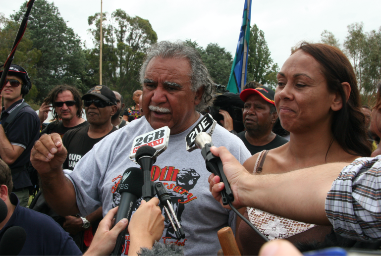 Ghillar Michael Anderson hablando con los periodistas afuera de la Embajada de la Tienda Aborigen.